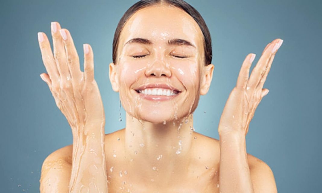 Skin Care Routine: सर्दियों में इस तरह से करें फेस वॉश, नहीं तो स्किन को होगा नुकसान