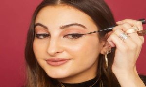 Wing Eyeliner Look: हर महिला चाहती है कि वह खूबसूरत और बोल्ड दिखे वही इस समय नए फैशन ट्रेंड में विंग लाइनर महिलाओं को काफी पसंद आ रहा है।